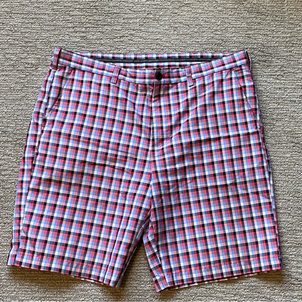 IZOD GOLF MENS PLAID SHORTS SIZE 38